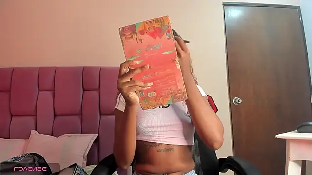 Snapshot of shenielxx chatting on 02-13-25, 04:11 shenielxx online show from 02-13-25, 04:11