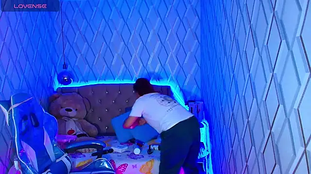 NicolleTaylor online show from 10-30-25, 03:49