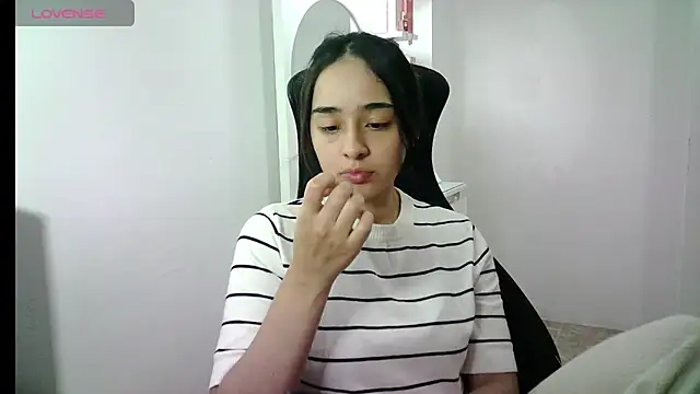 Snapshot of aineangeel chatting on 06-26-26, 01:33 aineangeel online show from 06-26-26, 01:33