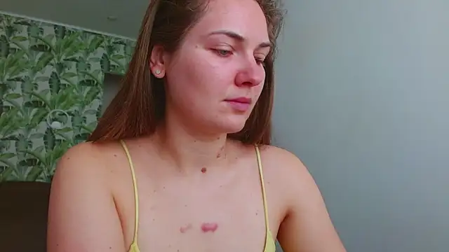 Snapshot of Olivia_shine chatting on 05-19-26, 04:19 Olivia shine online show from 05-19-26, 04:19