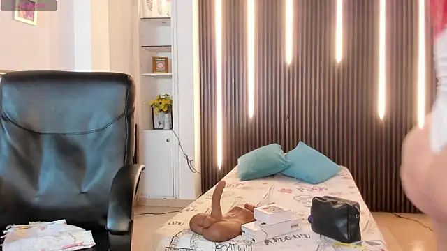 victoria mooree online show from 10-18-25, 04:42