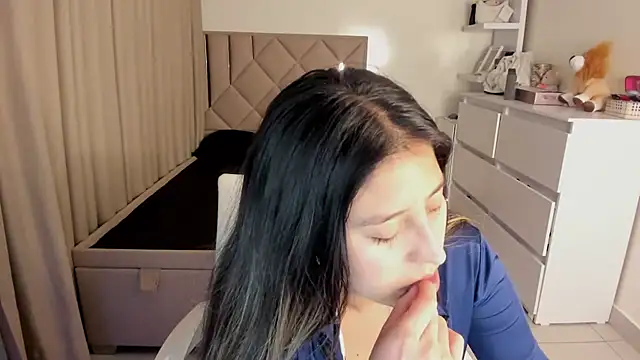 kiaraowen online show from 10-31-25, 02:19