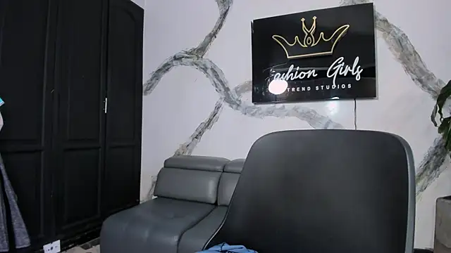 AnaRuiz online show from 11-24-25, 01:00