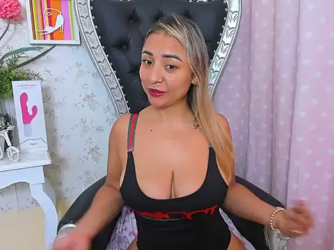 Snapshot of milf_bigass_ chatting on 10-07-25, 12:39 milf bigass online show from 10-07-25, 12:39
