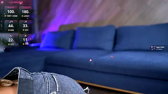 Snapshot of EsmeAinsley chatting on 12-14-25, 02:51 EsmeAinsley online show from 12-14-25, 02:51