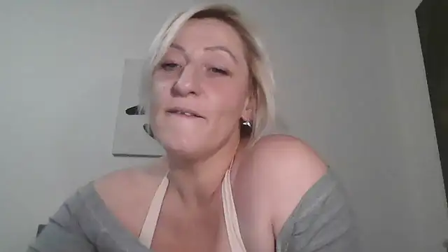 Snapshot of Sexyycattt chatting on 06-04-26, 09:08 Sexyycattt online show from 06-04-26, 09:08