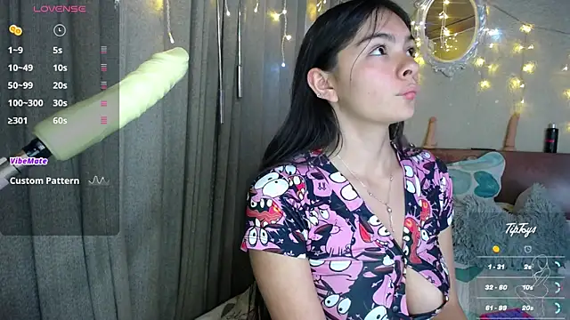 Snapshot of Dreams_sophi chatting on 10-20-25, 02:46 Dreams sophi online show from 10-20-25, 02:46