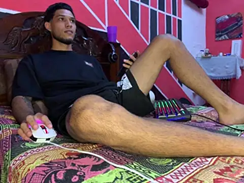 Snapshot of tanned_boy chatting on 05-06-26, 05:39 tanned boy online show from 05-06-26, 05:39