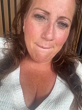 Snapshot of xsexycurvymilf chatting on 06-17-26, 02:05 xsexycurvymilf online show from 06-17-26, 02:05