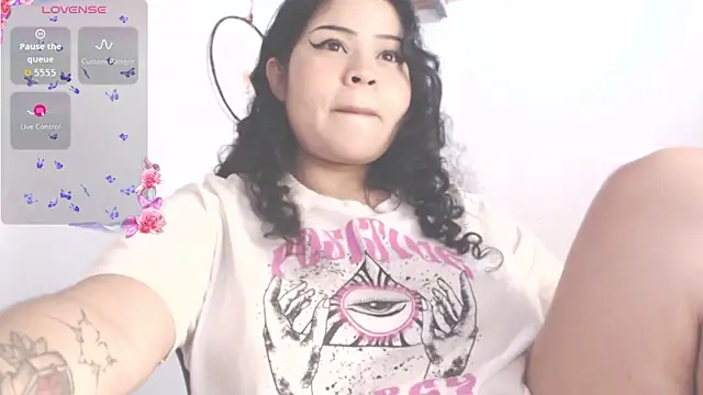 Snapshot of Amara18_ chatting on 11-28-25, 12:11 Amara18 online show from 11-28-25, 12:11