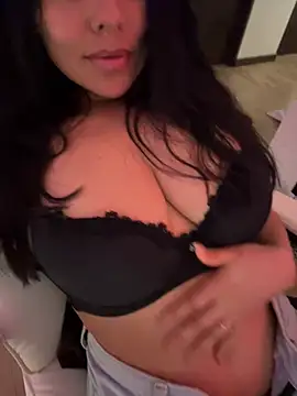 Snapshot of PetitLumiere chatting on 01-19-25, 05:37 PetitLumiere online show from 01-19-25, 05:37