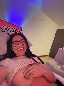 Snapshot of PetitLumiere chatting on 01-23-25, 05:56 PetitLumiere online show from 01-23-25, 05:56