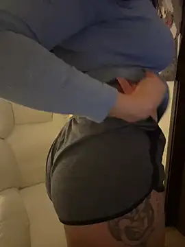 Snapshot of PetitLumiere chatting on 02-17-25, 01:47 PetitLumiere online show from 02-17-25, 01:47