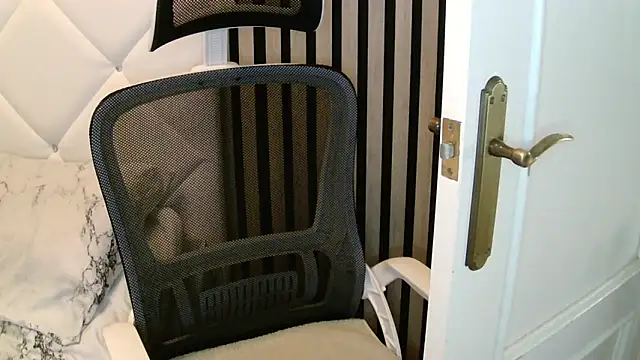 xxNoeliaxx online show from 12-04-25, 08:02