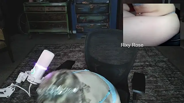 Snapshot of Trixyrose chatting on 12-16-25, 09:52 Trixyrose online show from 12-16-25, 09:52