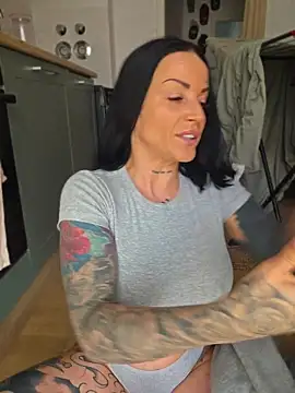 Snapshot of EmilyDiazofficial chatting on 05-10-26, 09:13 EmilyDiazofficial online show from 05-10-26, 09:13