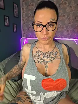 Snapshot of EmilyDiazofficial chatting on 04-24-26, 08:16 EmilyDiazofficial online show from 04-24-26, 08:16