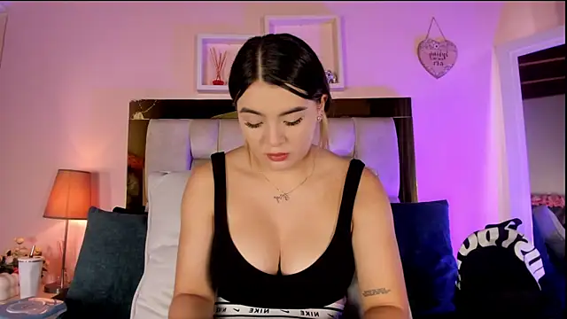 Snapshot of emmy_r chatting on 04-27-26, 12:14 emmy r online show from 04-27-26, 12:14