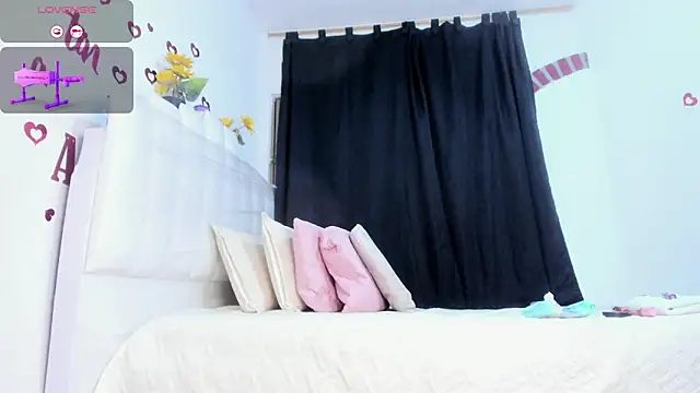 Snapshot of RoxannaBlanche chatting on 06-22-26, 11:07 RoxannaBlanche online show from 06-22-26, 11:07