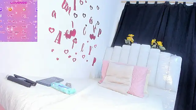 Snapshot of RoxannaBlanche chatting on 04-30-26, 11:06 RoxannaBlanche online show from 04-30-26, 11:06