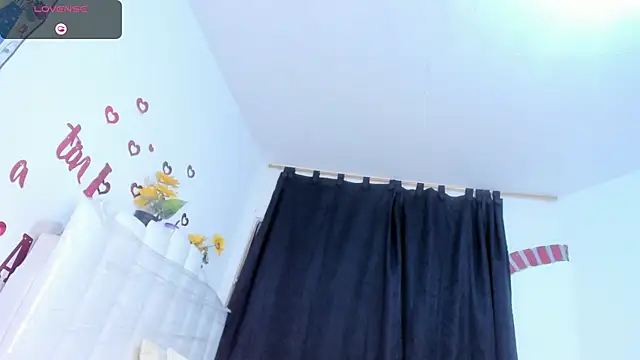Snapshot of RoxannaBlanche chatting on 05-19-26, 11:17 RoxannaBlanche online show from 05-19-26, 11:17
