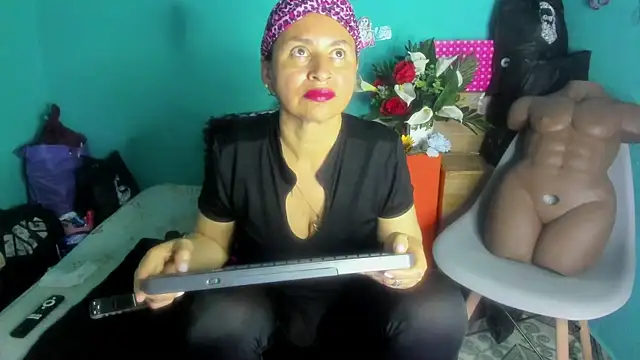 Snapshot of SheraHadee chatting on 05-29-26, 11:05 SheraHadee online show from 05-29-26, 11:05