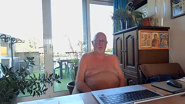 Snapshot of sperpa chatting on 04-15-26, 09:15 sperpa online show from 04-15-26, 09:15