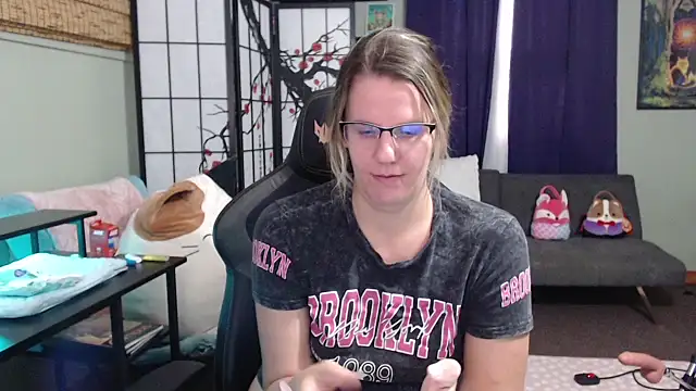 Sarahtineke online show from 10-22-25, 05:12