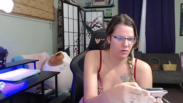 Sarahtineke online show from 11-19-25, 05:35