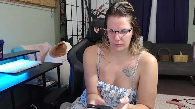 Sarahtineke online show from 11-18-25, 03:59