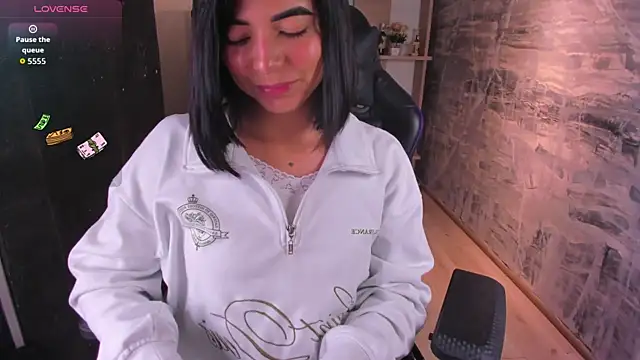 NicolRoss  online show from 10-10-25, 02:07