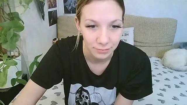 Snapshot of -GoldenGirl- chatting on 05-01-26, 10:20 -GoldenGirl- online show from 05-01-26, 10:20