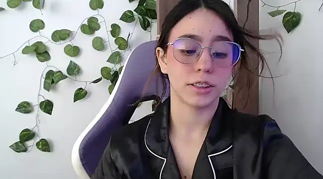 Snapshot of BlairVicent chatting on 03-18-25, 03:22 BlairVicent online show from 03-18-25, 03:22