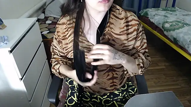 Snapshot of EvaMiron chatting on 09-15-25, 02:28 EvaMiron online show from 09-15-25, 02:28
