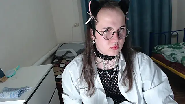 Snapshot of EvaMiron chatting on 10-21-25, 02:16 EvaMiron online show from 10-21-25, 02:16