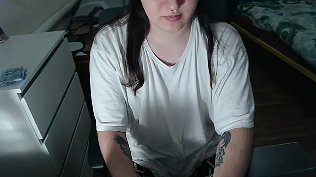 Snapshot of EvaMiron chatting on 10-17-25, 07:04 EvaMiron online show from 10-17-25, 07:04