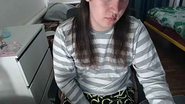 Snapshot of EvaMiron chatting on 10-10-25, 10:27 EvaMiron online show from 10-10-25, 10:27