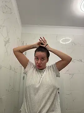 deliaroyal online show from 10-28-25, 03:33