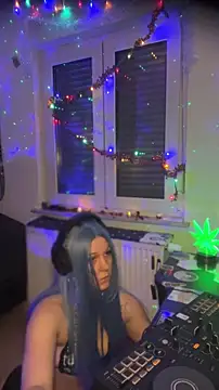 Snapshot of kinkygirl420x chatting on 12-19-25, 07:27 kinkygirl420x online show from 12-19-25, 07:27