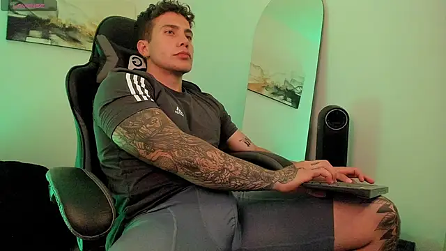 Snapshot of LucianSinclair chatting on 01-20-25, 11:21 LucianSinclair online show from 01-20-25, 11:21