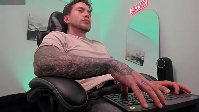 Snapshot of LucianSinclair chatting on 03-01-25, 01:11 LucianSinclair online show from 03-01-25, 01:11