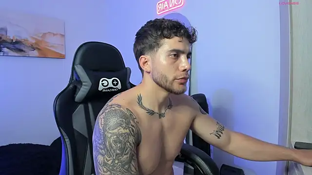 Snapshot of LucianSinclair chatting on 12-08-24, 02:03 LucianSinclair online show from 12-08-24, 02:03