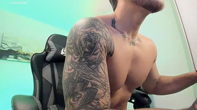 Snapshot of LucianSinclair chatting on 03-07-25, 04:24 LucianSinclair online show from 03-07-25, 04:24