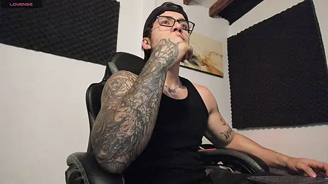 Snapshot of LucianSinclair chatting on 03-04-26, 02:52 LucianSinclair online show from 03-04-26, 02:52