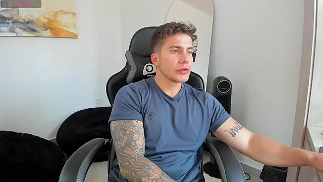 Snapshot of LucianSinclair chatting on 01-25-25, 09:35 LucianSinclair online show from 01-25-25, 09:35