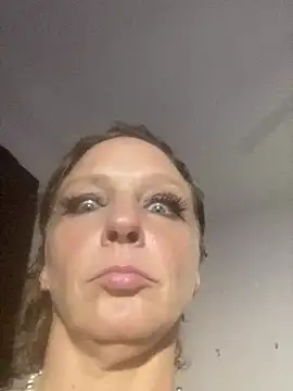 Snapshot of Everlyrose27 chatting on 12-18-24, 03:37 Everlyrose27 online show from 12-18-24, 03:37