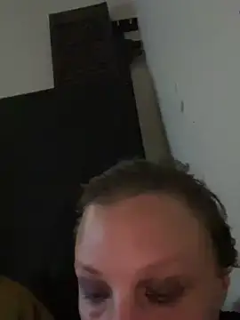 Snapshot of Everlyrose27 chatting on 02-25-25, 06:23 Everlyrose27 online show from 02-25-25, 06:23