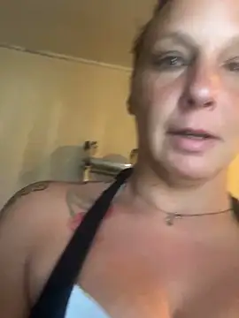 Snapshot of Everlyrose27 chatting on 09-17-25, 02:19 Everlyrose27 online show from 09-17-25, 02:19