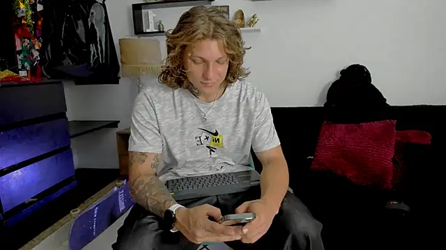Snapshot of Tom_Krakow chatting on 01-11-25, 07:16 Tom Krakow online show from 01-11-25, 07:16