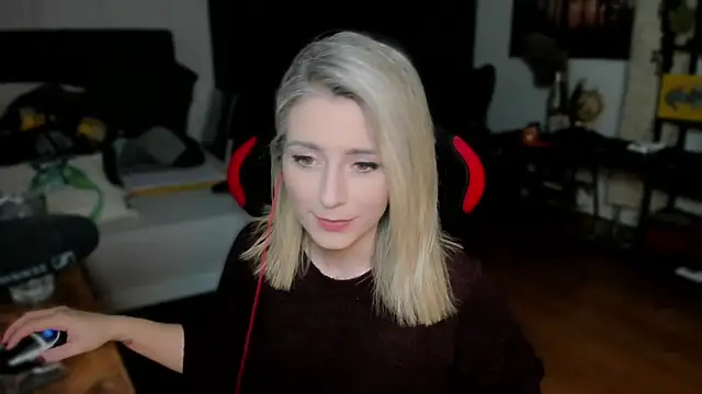 Lisaonthemoon online show from 10-15-25, 04:04